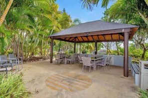 Outdoor dining - Sleep Under the Stars | Architect’s Designer Loft🥂 (Surfers Paradise)
