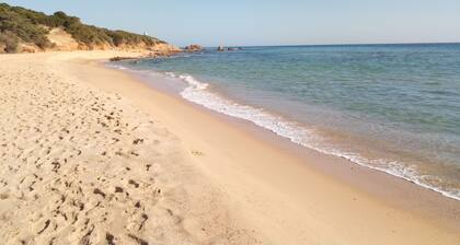 Chia, Villa Ulivi, ein einladender Rückzugsort für Liebhaber unberührter Natur.