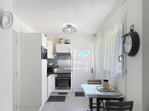 Refrigerador, microondas, horno y cafetera y tetera 