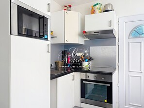Kühlschrank, Mikrowelle, Ofen, Wasserkocher mit Kaffee-/Teezubehör