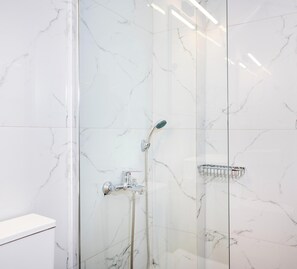Double Room, Ground Floor | Bathroom | Shower, rainfall showerhead, free toiletries, hair dryer