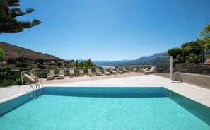 Outdoor pool, pool umbrellas, sun loungers - Stardust Rooms and Apartments (Exopoli)