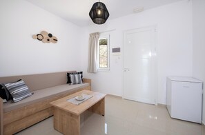 32-inch Smart TV with cable channels - Stardust Rooms and Apartments (Exopoli)