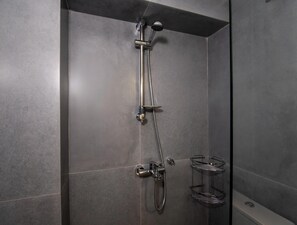 Shower, rainfall showerhead, free toiletries, hair dryer