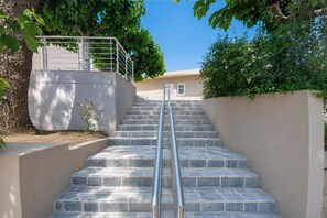 Property entrance - Stardust Rooms and Apartments (Exopoli)
