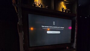 Un televisore con un messaggio che segnala un errore di rete.