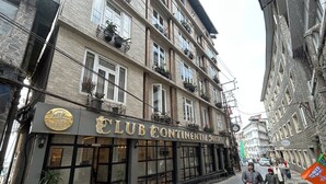 Un immeuble sur lequel on peut lire l’inscription « CLUB CONTINENTAL SUITES ».