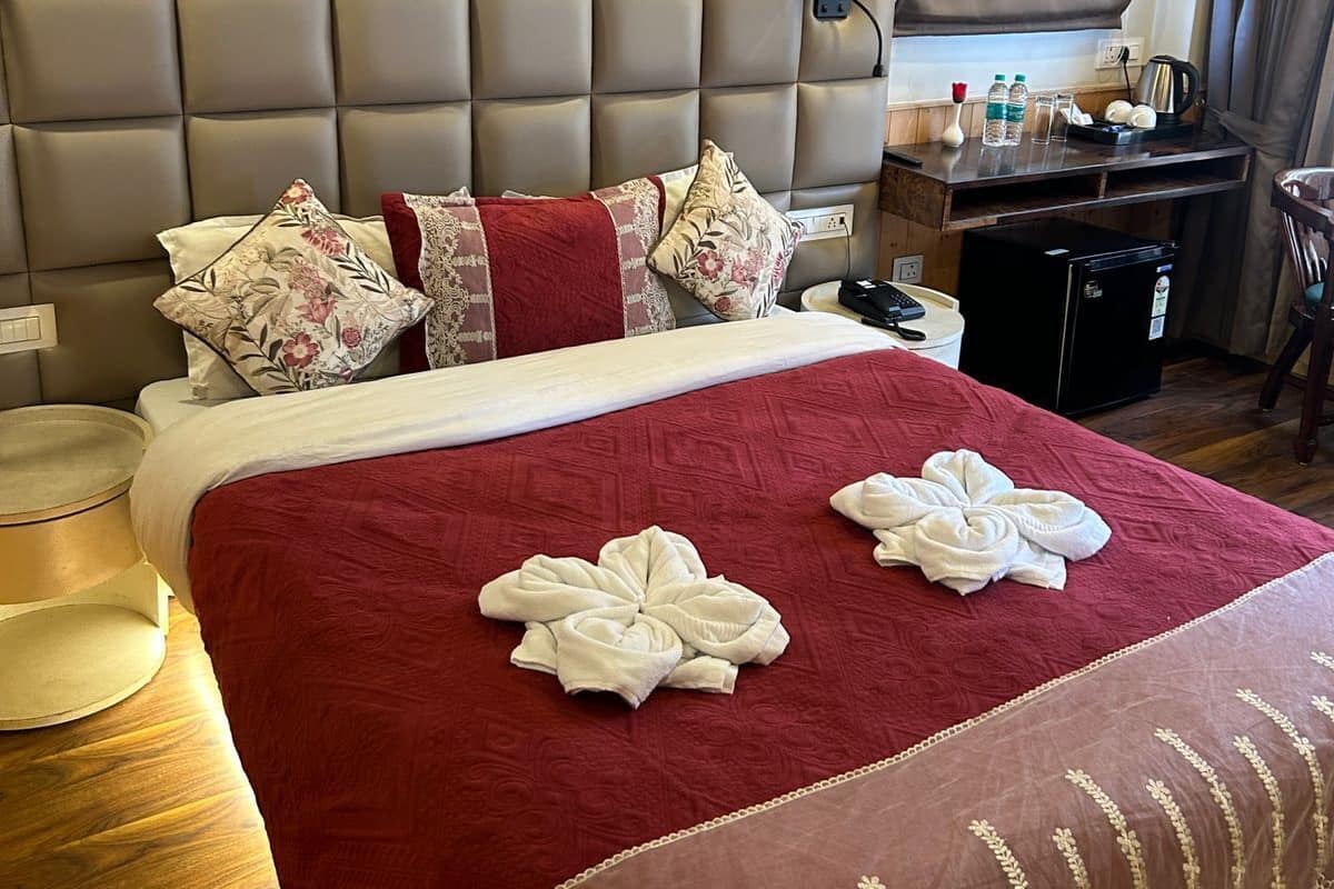 Ein Hotelzimmer mit einem großen Bett, einem Schreibtisch und einem Stuhl.