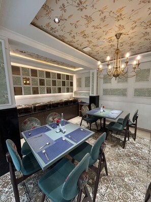 Dining - Longitude Club Continental Suits (Darjeeling)