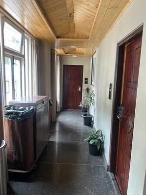 Interior - Longitude Club Continental Suits (Darjeeling)