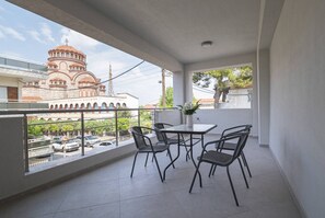 Outdoor dining - Mpia House by RentalsPro (Nea Moudania)