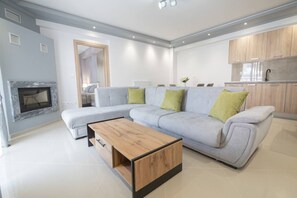 TV - Mpia House by RentalsPro (Nea Moudania)
