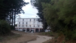A building with multiple windows and a paved entrance area. - T2 less than 50m from the beach in Beg Meil near Fouesnant (Fouesnant)