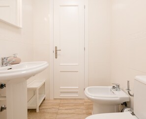 Een haardroger, een bidet, handdoeken, zeep