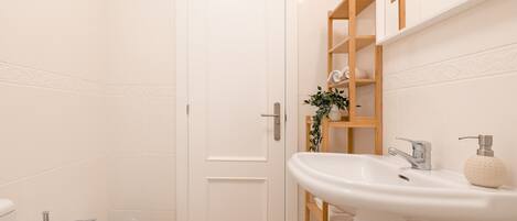 Séchoir à cheveux, bidet, serviettes fournies, savon