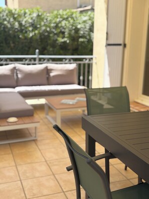 Outdoor dining - villa arly arles, pool (Arles)