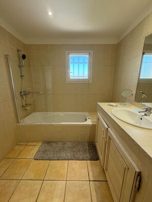 Shower, hair dryer, towels, soap - villa arly arles, pool (Arles)
