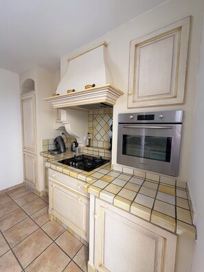 Fridge, microwave, oven, stovetop - villa arly arles, pool (Arles)