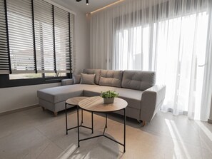 TV - Theano Sea Suite 2 by Travel Pro Services (Portaria)