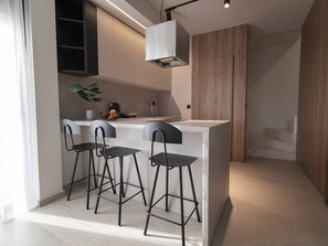 Kühlschrank, Mikrowelle, Ofen, Wasserkocher mit Kaffee-/Teezubehör