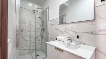 Standard Apartment | Bathroom
