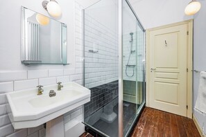 Shower, hair dryer, towels, toilet paper - Appartement du Château Joffre - Charm and elegance (Gaillac)