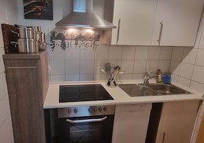 Kylskåp, mikrovågsugn, ugn och kaffe- och tebryggare