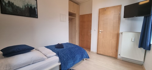 Comfortable guest house – 5 rooms wth private bathroom, Wi-Fi, kitchen & parking