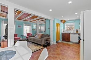 Smart TV, offices - Colonial Row 3B, Off-Street Parking, Private Patio (St. John's)