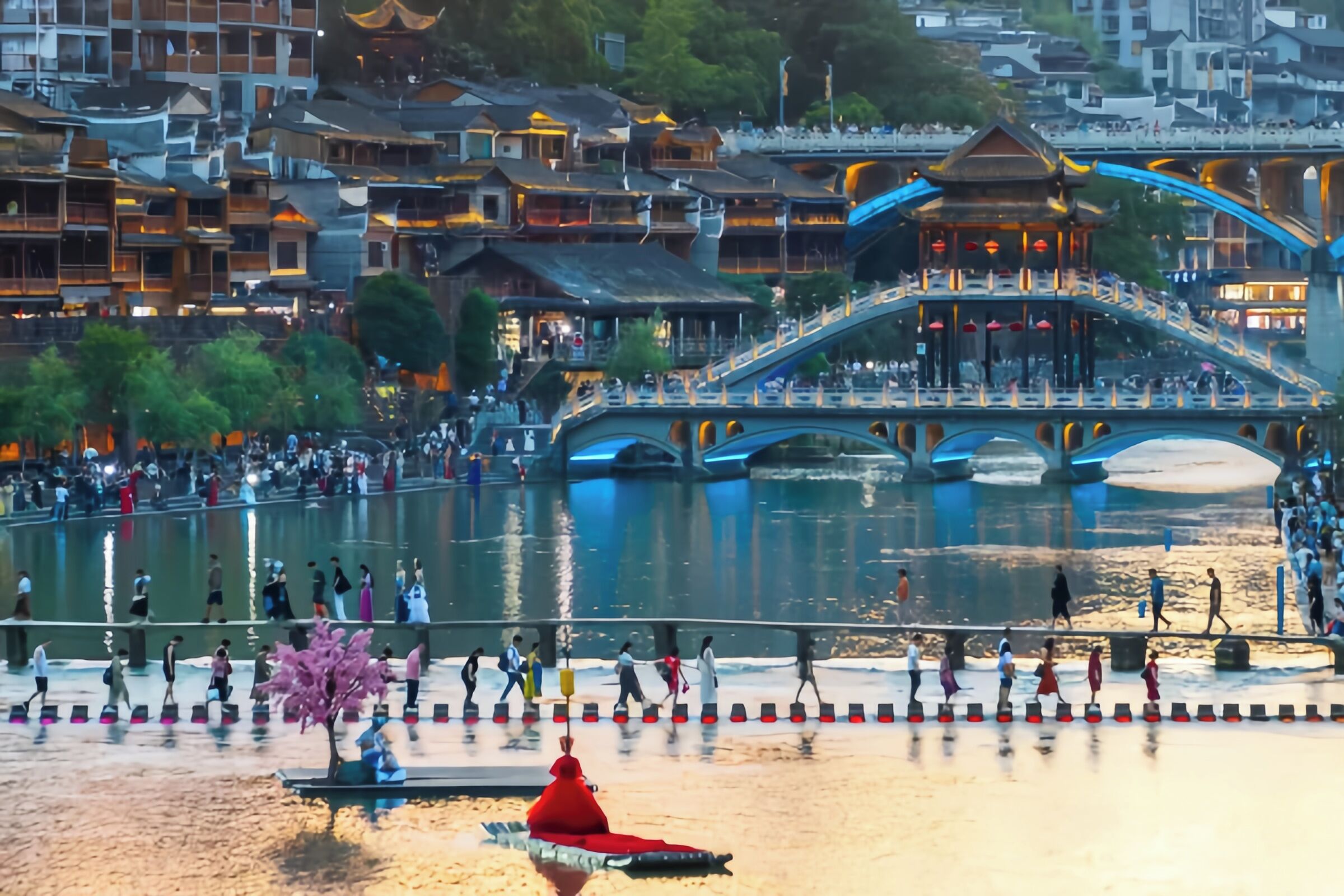 Eine traditionelle Brücke mit mehreren Bögen über einem Fluss, umgeben von historischen Gebäuden und einer Menschenmenge.