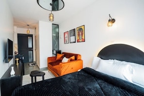 1 bedroom, iron/ironing board, WiFi, bed sheets - Jurassic Park: An Elegant Urban Sanctuary (Kiambu)