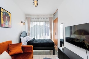 1 bedroom, iron/ironing board, WiFi, bed sheets - Jurassic Park: An Elegant Urban Sanctuary (Kiambu)