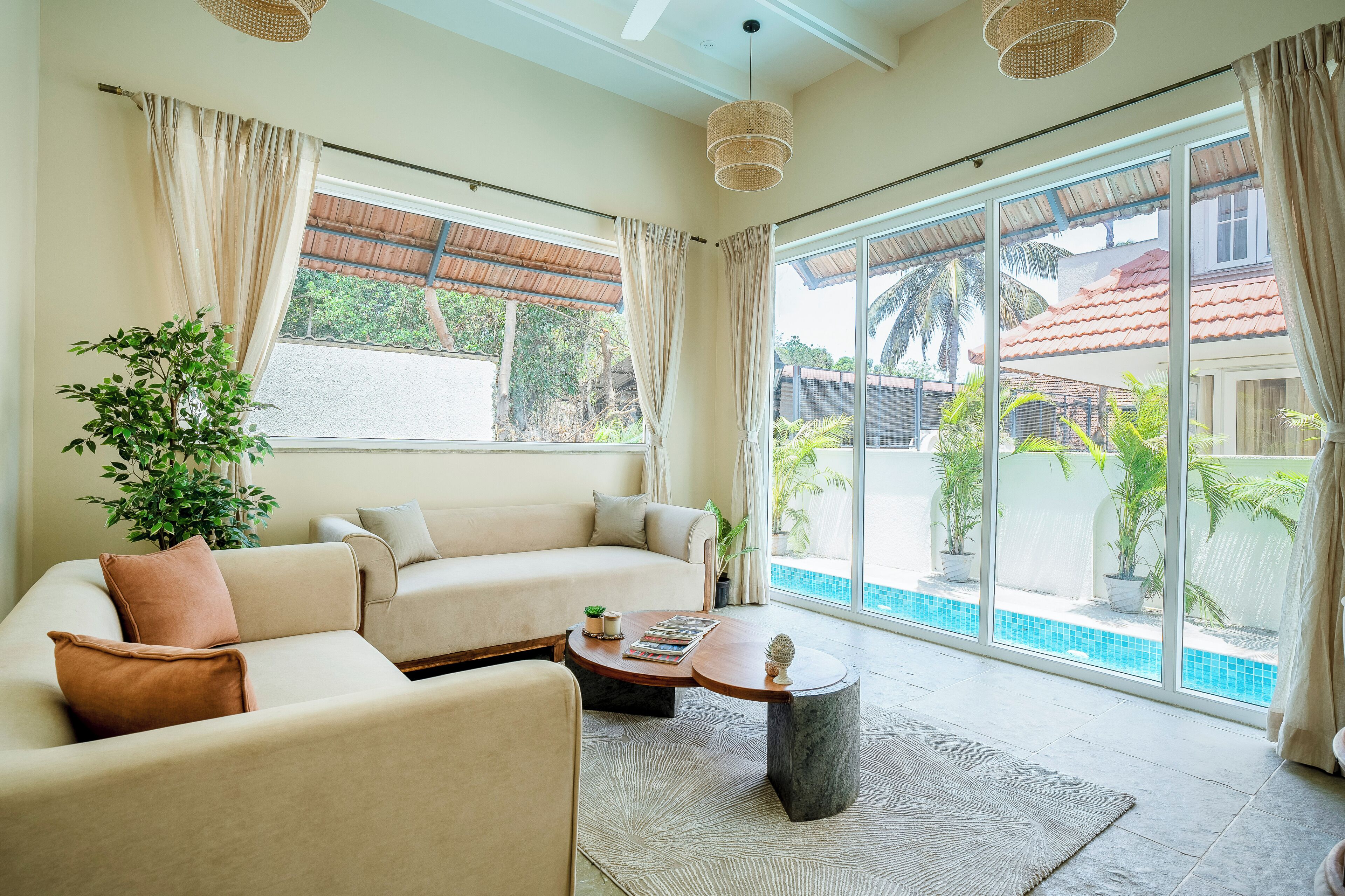 Deluxe Room | Living room