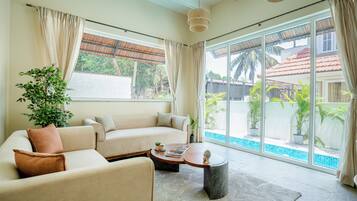 Deluxe Room | Living room