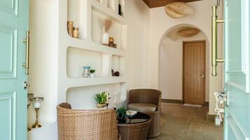 Deluxe Room | Living room