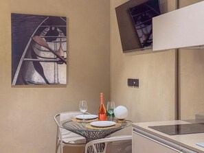 Superior Double Room | Dining - Blu Rooms GuestHouse (Civitanova Marche)
