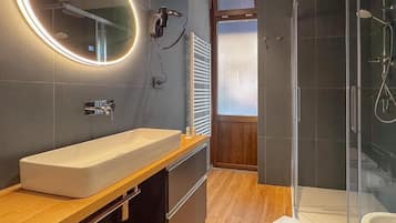 Deluxe tweepersoonskamer | Badkamer