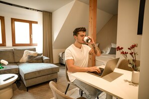 Cuna de viaje, wifi gratis y ropa de cama 