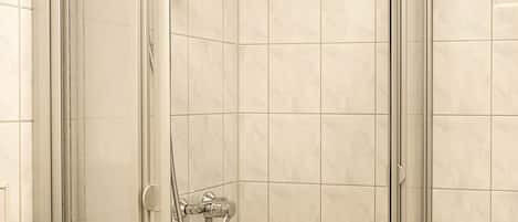 SĂšche-cheveux, serviettes fournies, savon, papier toilette