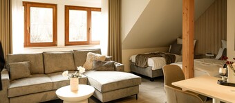 Six - Easy Apartment