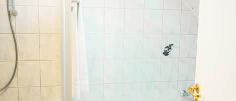 Séchoir à cheveux, serviettes fournies, savon, papier de toilette