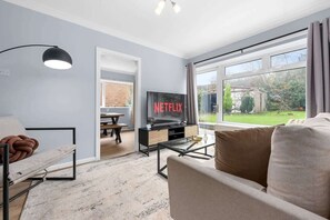 TV, offices - 4 Bed Hale Barns Home | Free Parking (Hale)