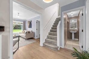 Interior - 4 Bed Hale Barns Home | Free Parking (Hale)