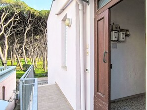 Property grounds - Beautiful apartment for 6 guests with WIFI, TV, terrace and pets allowed (Follonica)