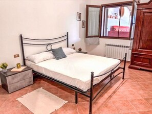 3 bedrooms, travel crib
