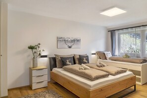 1 bedroom, iron/ironing board, WiFi, bed sheets - Cozy Apartment Above the Rooftops of Jenbach (Jenbach)