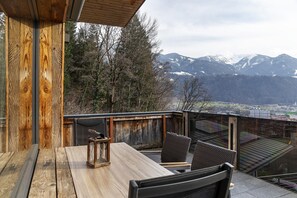 Outdoor dining - Cozy Apartment Above the Rooftops of Jenbach (Jenbach)