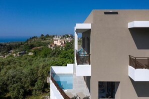 Property grounds - O-Cyanea Villa: Luxurious 4-Bedroom Retreat with Heated Pool in Kournas (Paralia Kourna)