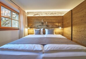 3 bedrooms, travel cot, free WiFi, bed sheets - Panorama Chalets - Chalet Smaragd (Saalbach)
