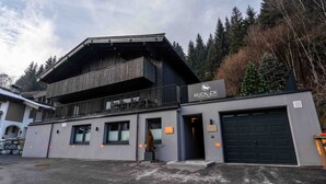 Un bâtiment avec une enseigne indiquant « KUCKJACK », une porte de garage et un balcon.